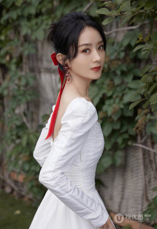 赵丽颖扎红色头巾搭配打褶连衣白裙纯净甜美户外写真图片