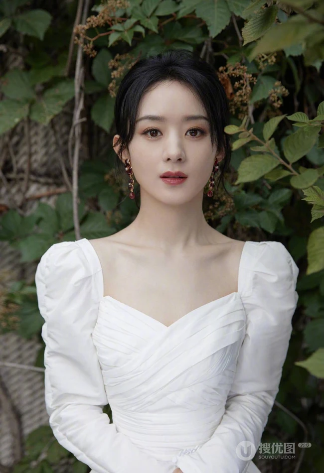 赵丽颖扎红色头巾搭配打褶连衣白裙纯净甜美户外写真图片