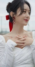 赵丽颖扎红色头巾搭配打褶连衣白裙纯净甜美户外写真图片