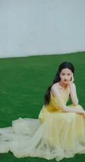 刘亦菲鹅黄色连衣长裙很仙很美草地写真图片