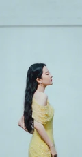 刘亦菲鹅黄色连衣长裙很仙很美草地写真图片