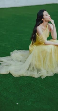刘亦菲鹅黄色连衣长裙很仙很美草地写真图片