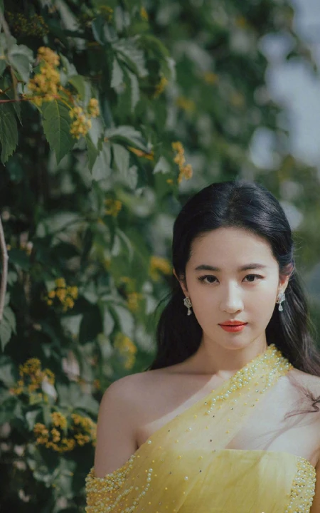 刘亦菲鹅黄色连衣长裙很仙很美草地写真图片