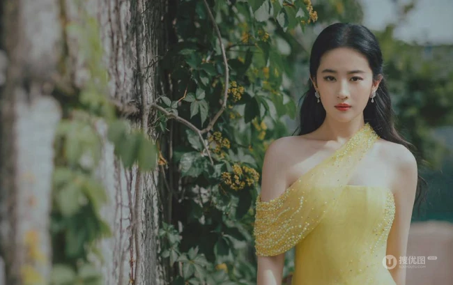 刘亦菲鹅黄色连衣长裙很仙很美草地写真图片