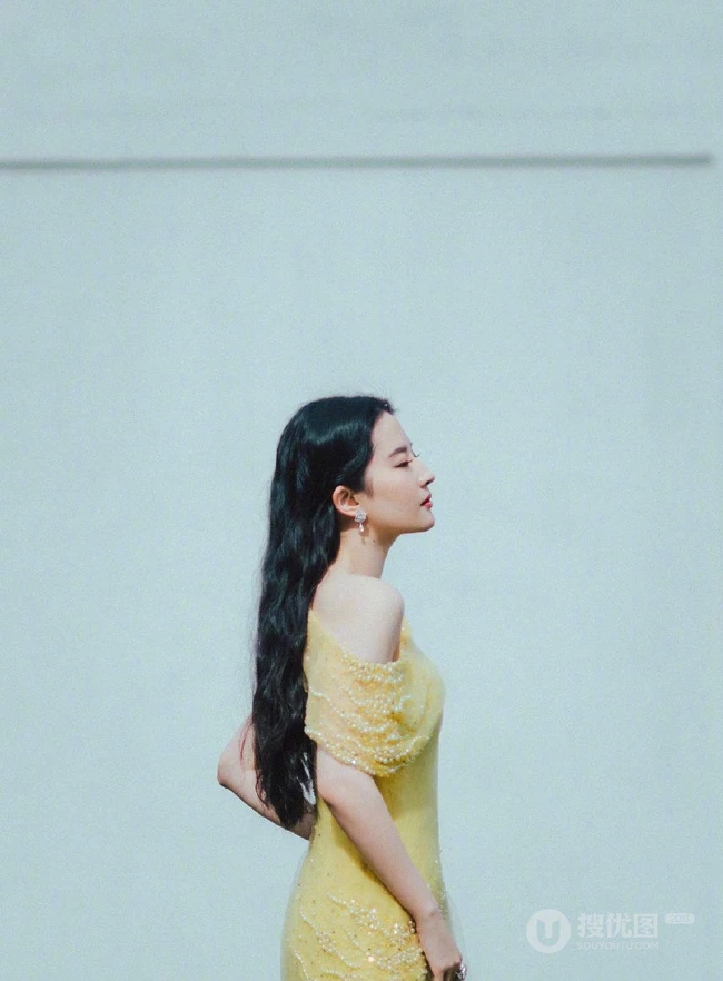 刘亦菲鹅黄色连衣长裙很仙很美草地写真图片