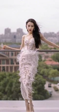 迪丽热巴气质蕾丝羽毛长裙纯净妩媚蕾阳台写真图片