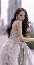 迪丽热巴气质蕾丝羽毛长裙纯净妩媚蕾阳台写真图片