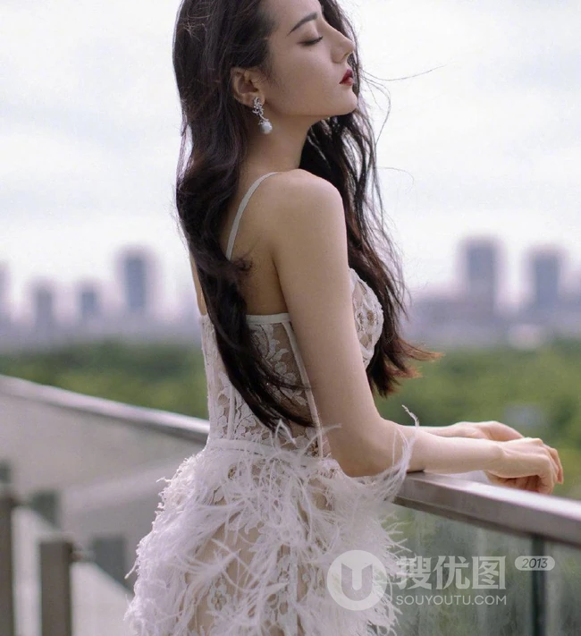 迪丽热巴气质蕾丝羽毛长裙纯净妩媚蕾阳台写真图片
