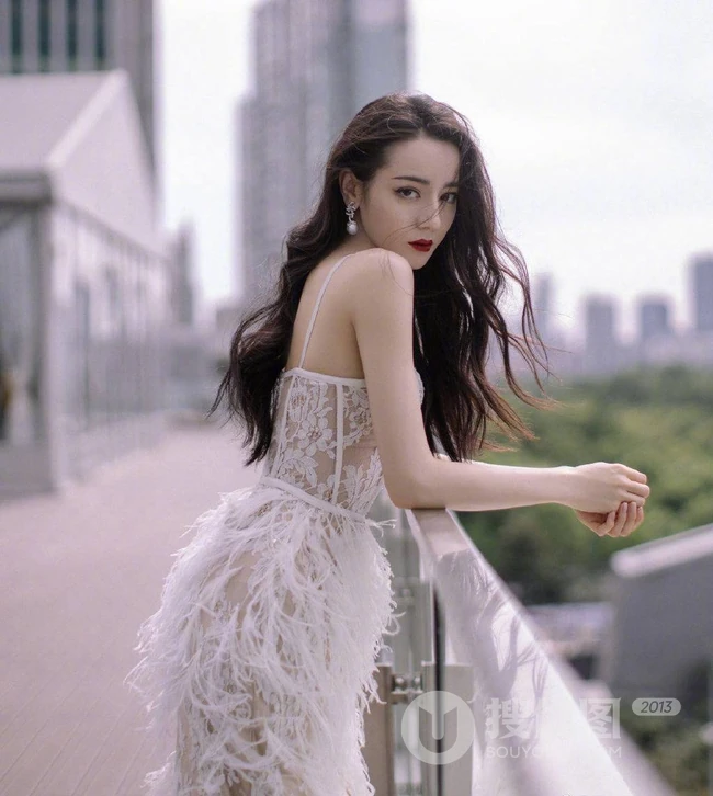 迪丽热巴气质蕾丝羽毛长裙纯净妩媚蕾阳台写真图片