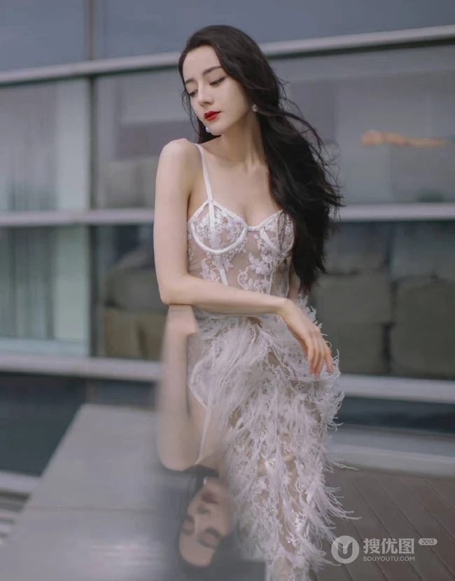 迪丽热巴气质蕾丝羽毛长裙纯净妩媚蕾阳台写真图片