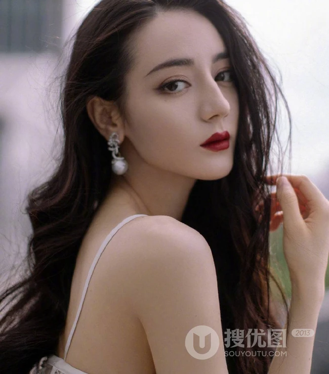 迪丽热巴气质蕾丝羽毛长裙纯净妩媚蕾阳台写真图片