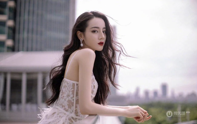 迪丽热巴气质蕾丝羽毛长裙纯净妩媚蕾阳台写真图片