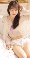 比草莓还甜的女孩，漂亮可人小姐姐气质清新短款装短裤居家图片