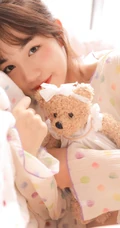比草莓还甜的女孩，漂亮可人小姐姐气质清新短款装短裤居家图片
