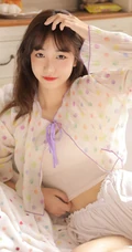 比草莓还甜的女孩，漂亮可人小姐姐气质清新短款装短裤居家图片