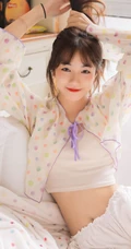 比草莓还甜的女孩，漂亮可人小姐姐气质清新短款装短裤居家图片