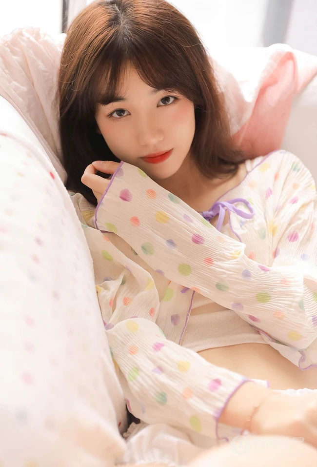 比草莓还甜的女孩，漂亮可人小姐姐气质清新短款装短裤居家图片