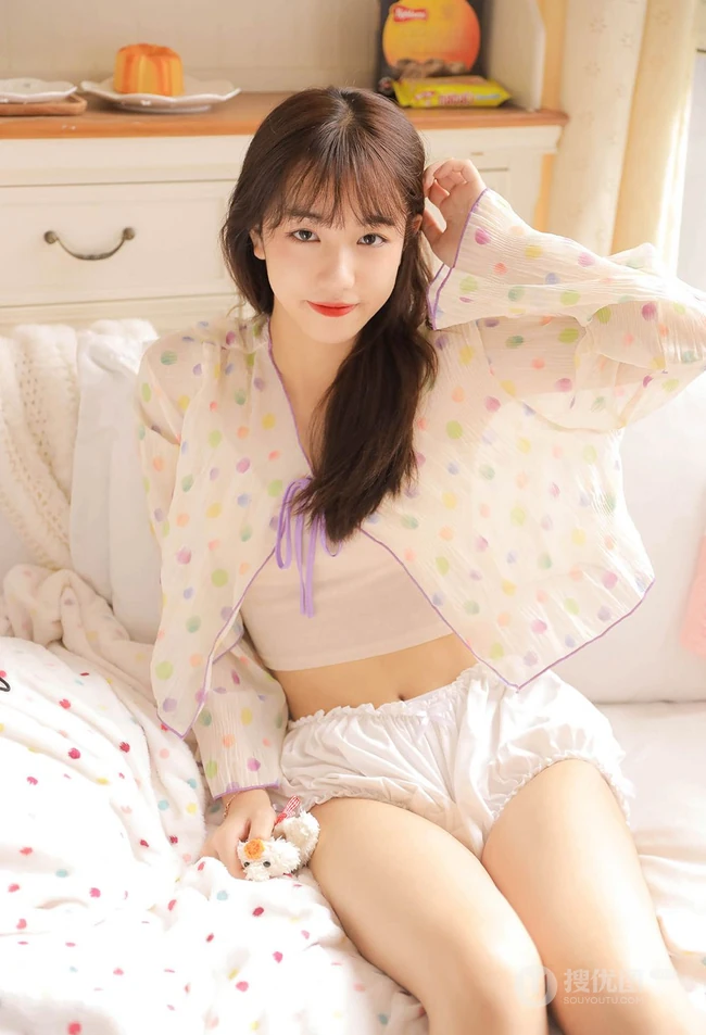 比草莓还甜的女孩，漂亮可人小姐姐气质清新短款装短裤居家图片