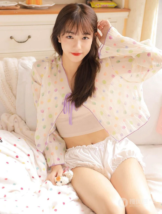 比草莓还甜的女孩，漂亮可人小姐姐气质清新短款装短裤居家图片