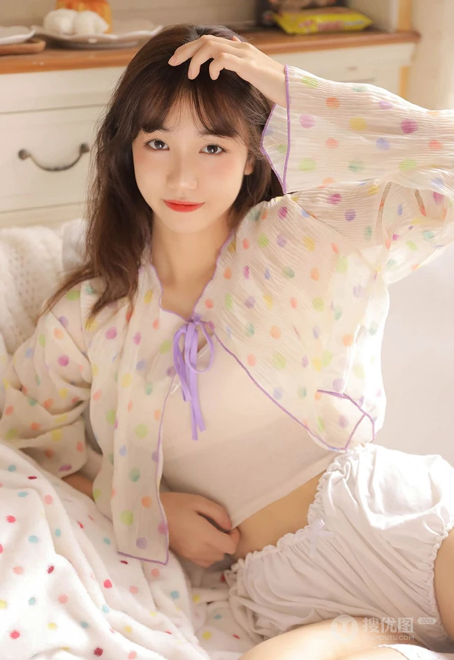 比草莓还甜的女孩，漂亮可人小姐姐气质清新短款装短裤居家图片