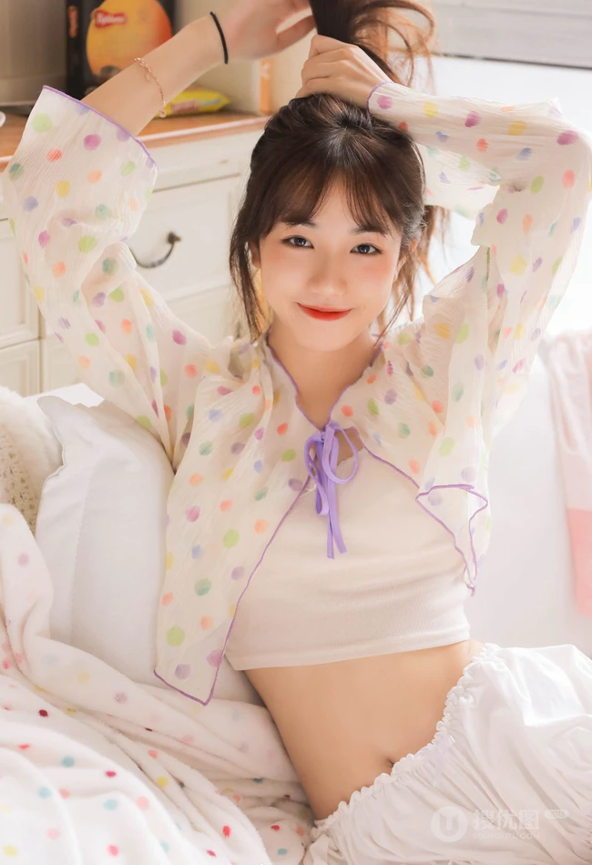 比草莓还甜的女孩，漂亮可人小姐姐气质清新短款装短裤居家图片