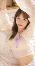 比草莓还甜的女孩，漂亮可人小姐姐气质清新短款装短裤居家图片