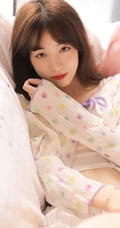 比草莓还甜的女孩，漂亮可人小姐姐气质清新短款装短裤居家图片