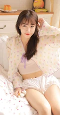 比草莓还甜的女孩，漂亮可人小姐姐气质清新短款装短裤居家图片