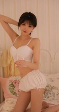睫毛弯弯笑容可人少女肩带家居服短裤着装显气质苗条身材线条感写真图片