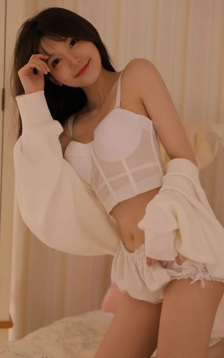 睫毛弯弯笑容可人少女肩带家居服短裤着装显气质苗条身材线条感写真图片