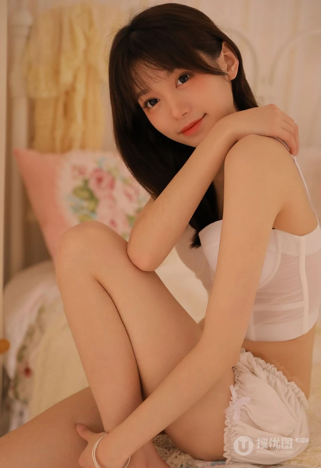 睫毛弯弯笑容可人少女肩带家居服短裤着装显气质苗条身材线条感写真图片
