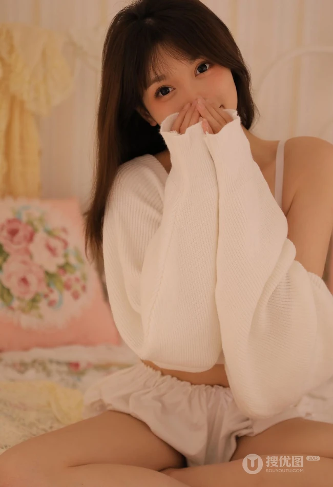 睫毛弯弯笑容可人少女肩带家居服短裤着装显气质苗条身材线条感写真图片
