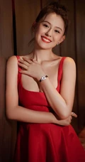 新疆女生热依扎热情红裙着身气质甜美图片