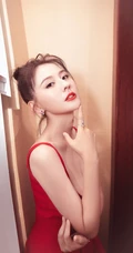 新疆女生热依扎热情红裙着身气质甜美图片