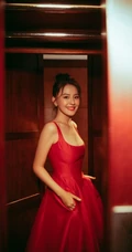 新疆女生热依扎热情红裙着身气质甜美图片
