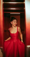新疆女生热依扎热情红裙着身气质甜美图片