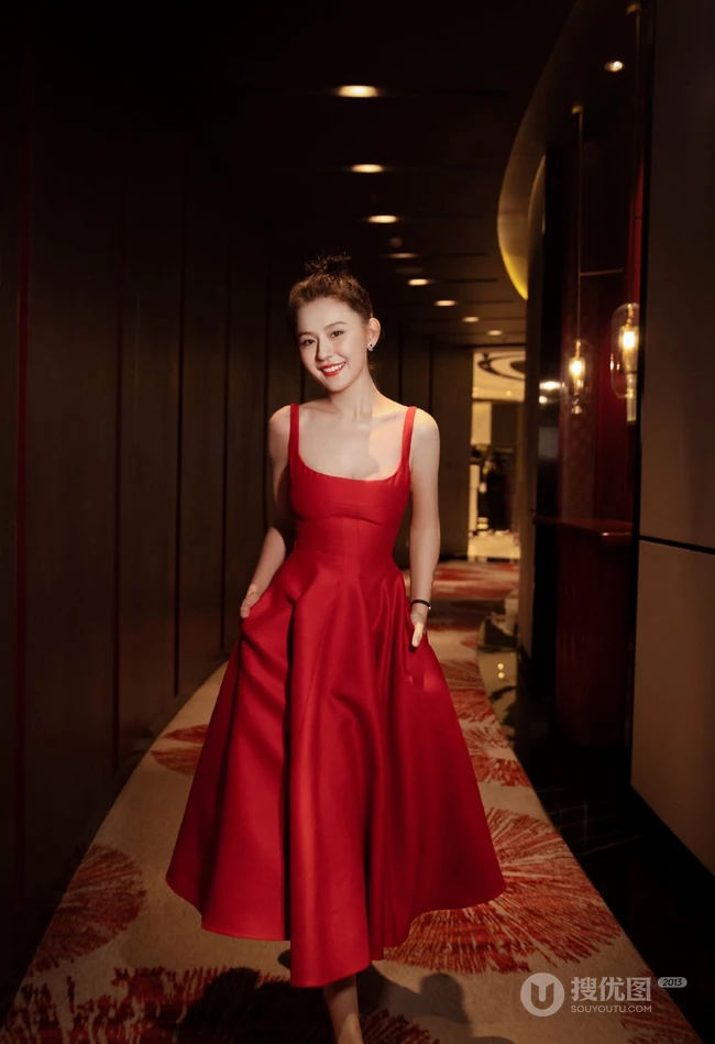 新疆女生热依扎热情红裙着身气质甜美图片
