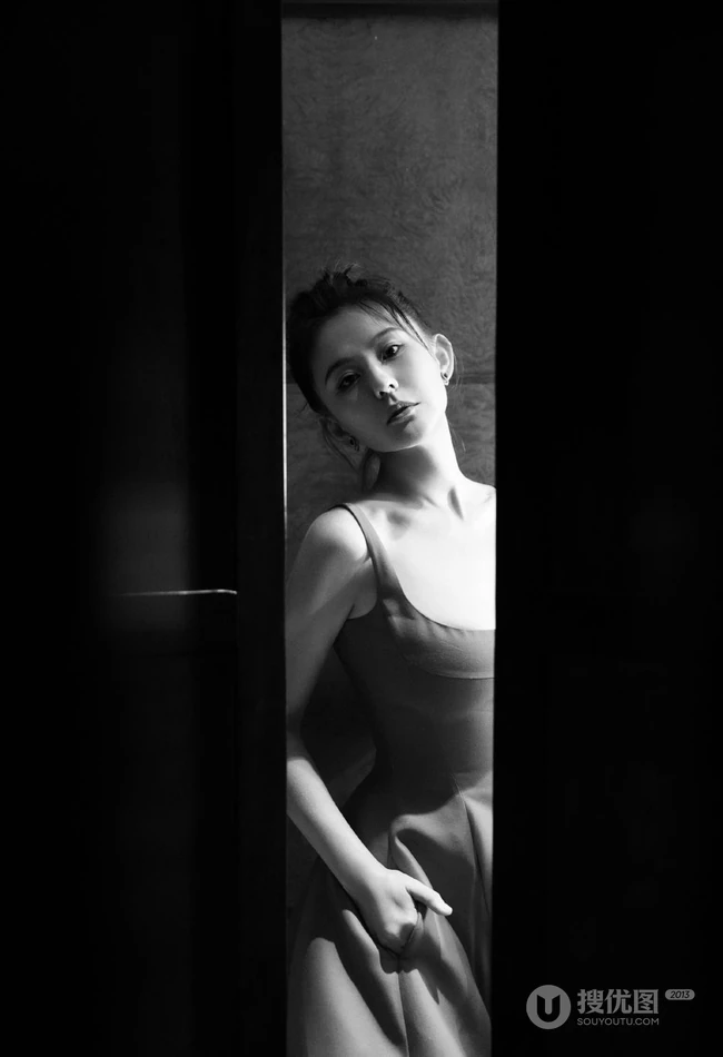 新疆女生热依扎热情红裙着身气质甜美图片