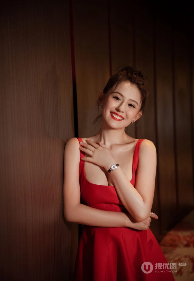 新疆女生热依扎热情红裙着身气质甜美图片