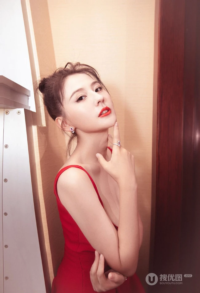 新疆女生热依扎热情红裙着身气质甜美图片
