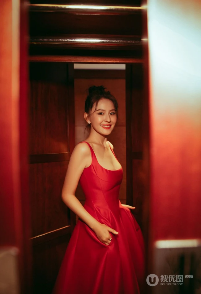 新疆女生热依扎热情红裙着身气质甜美图片