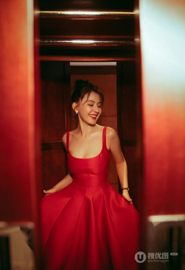 新疆女生热依扎热情红裙着身气质甜美图片
