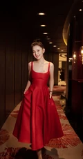 新疆女生热依扎热情红裙着身气质甜美图片