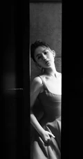 新疆女生热依扎热情红裙着身气质甜美图片