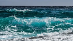 波涛汹涌的海浪，翻滚的海水，唯美海岸线海景壁纸图片