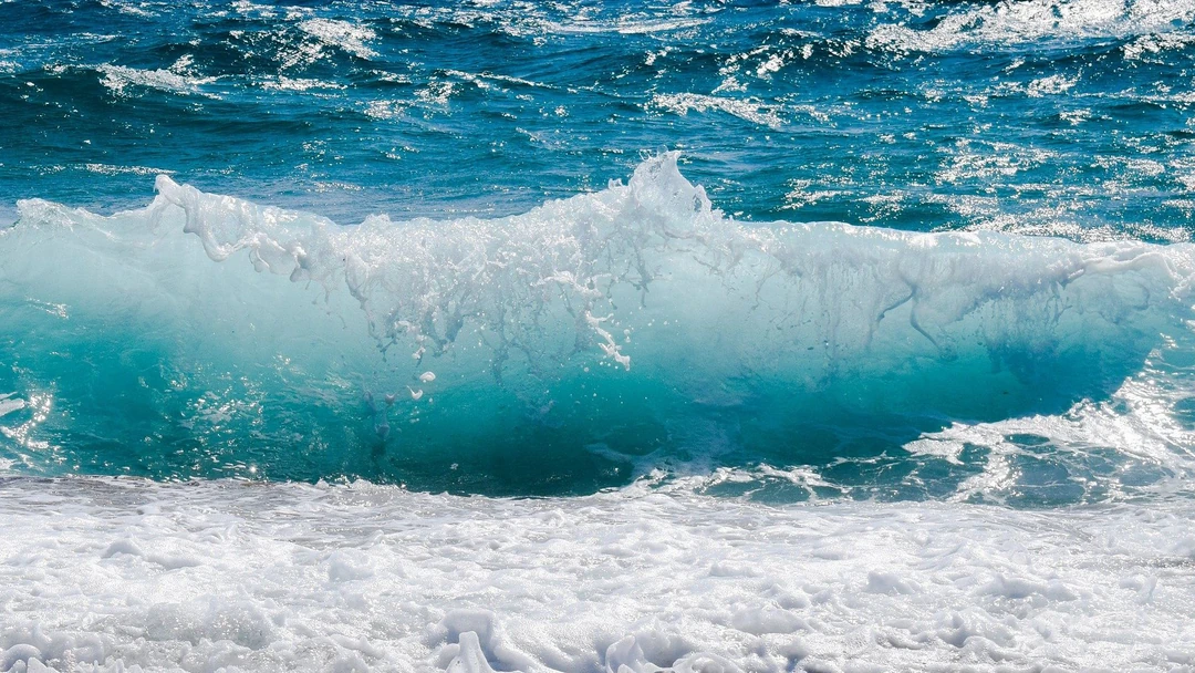 波涛汹涌的海浪，翻滚的海水，唯美海岸线海景壁纸图片