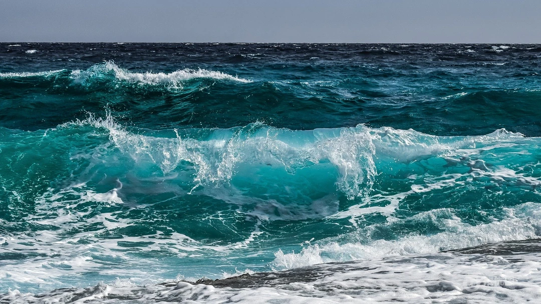 波涛汹涌的海浪，翻滚的海水，唯美海岸线海景壁纸图片