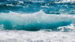 波涛汹涌的海浪，翻滚的海水，唯美海岸线海景壁纸图片