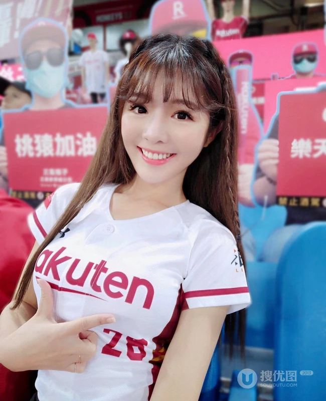 台湾女生倪暄招牌式甜美笑容甜到心里超可爱气质自拍生活照图片