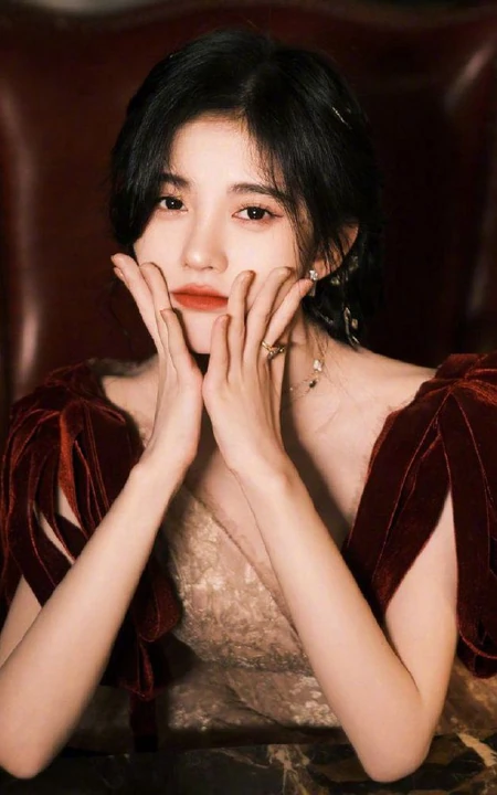 鞠婧祎优雅气质红丝绒肩带礼裙写真图片